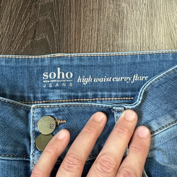 New York & Company Soho High-Waisted Curvy Flare Jeans – Size 4 - Picture 3 of 6
